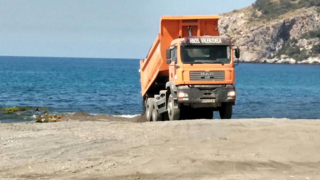 Durante. ACTUACIÓN 12.- Acondicionamiento de la playa de La Herradura: Colocación de escollera de protección y acondicionamiento de la playa realizando modificación de perfiles y pequeños trasvases, T.M. Almuñécar. (Proyecto de mantenimiento y conservación de la costa de Granada 2016)