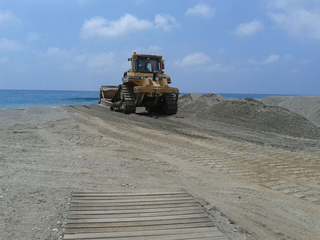 Durante. ACTUACIÓN 8.- Acondicionamiento de la playa de Carchuna: Acondicionamiento de la playa realizando modificación de perfiles y pequeños trasvases, T.M. Motril. (Proyecto de mantenimiento y conservación de la costa de Granada 2016)