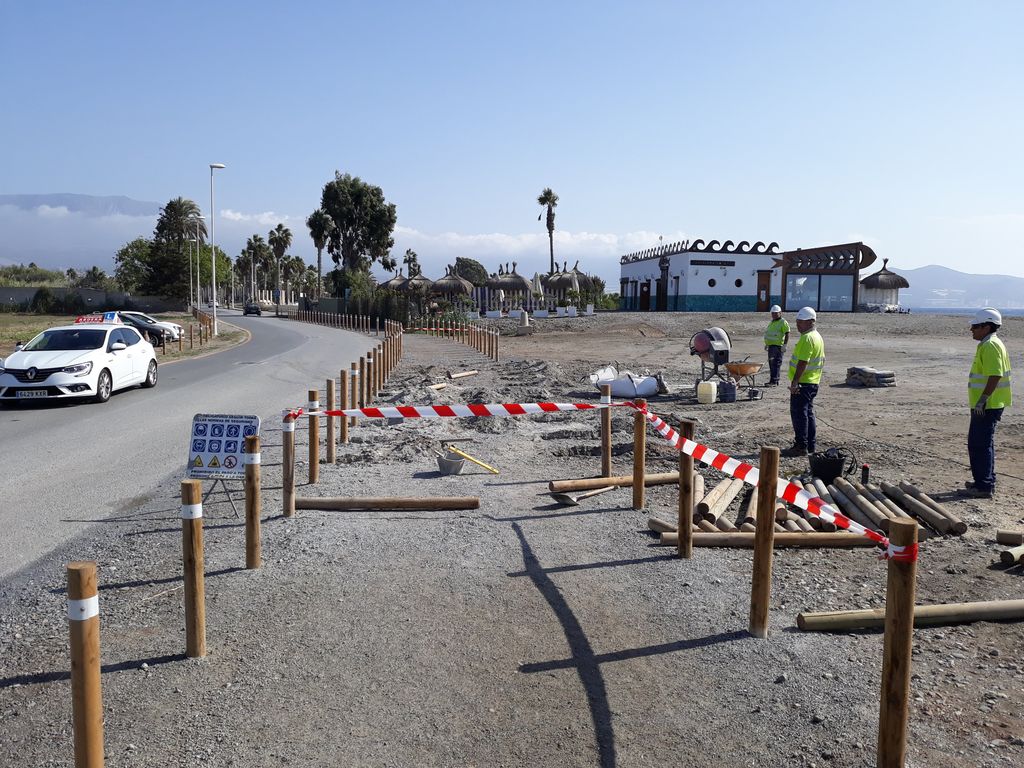 Durante. ACTUACIÓN 4.- Colocación y reposición de hitos de madera para delimitar el DPMT en distintos tramos de las playas de La Herradura, Playa Granada y La Chucha, en los términos municipales de Almuñécar y Motril.