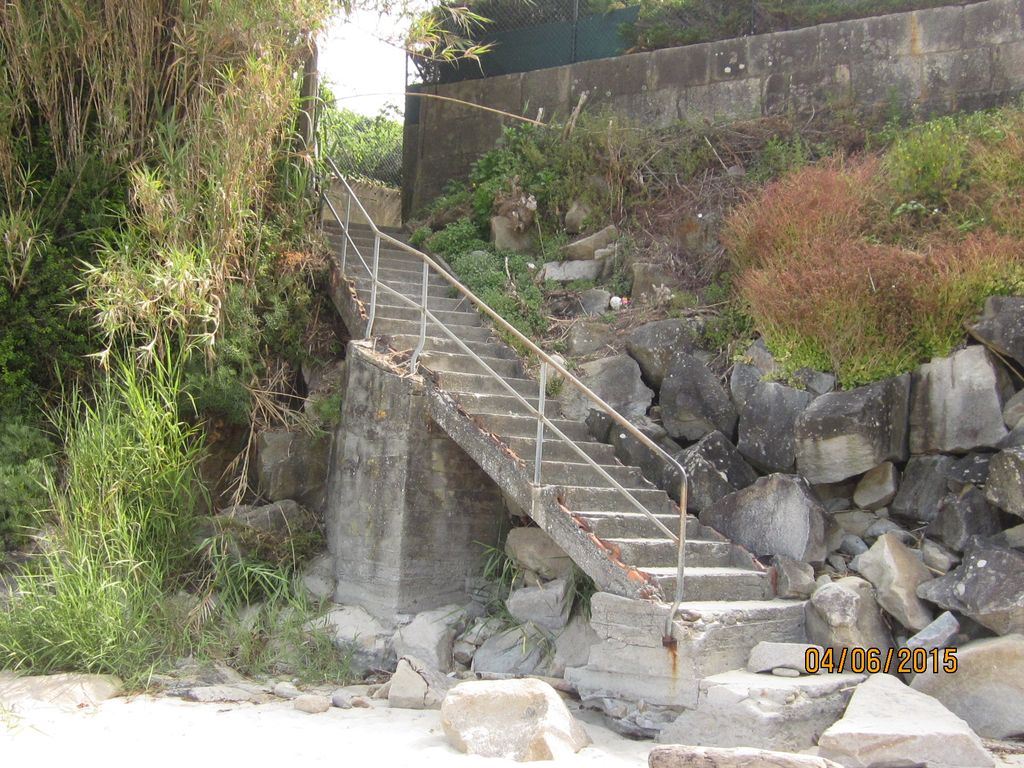 Rehabilitación de escaleras en la playa Os Santos (Marín). Antes de las obras