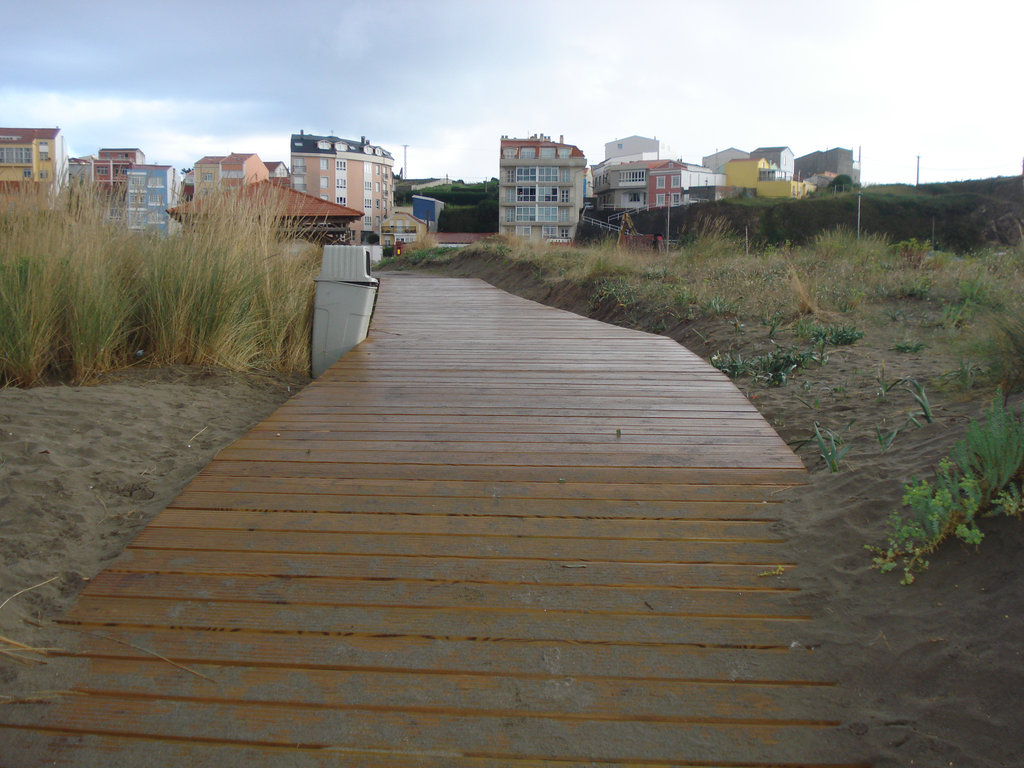 Playa de Cariño. Reparación de pasarelas de madera, colocación de empalizada  y redistribución de arena (Después de las obras)