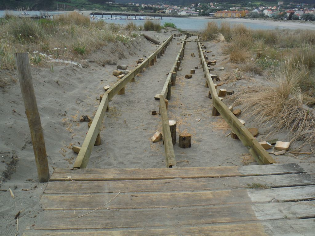 Playa de Cariño. Reparación de pasarelas de madera, colocación de empalizada  y redistribución de arena (Durante las obras)
