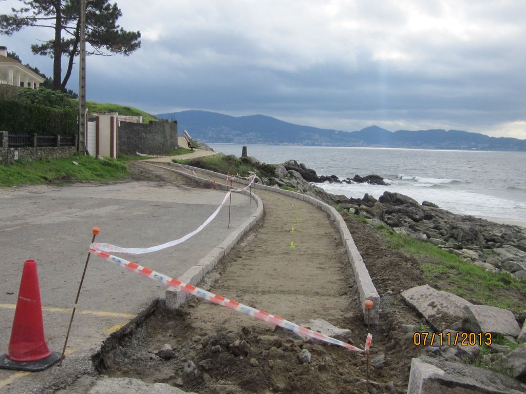 Acceso a la playa de los alemanes (T.M. de Cangas do Morrazo). Durante las obras