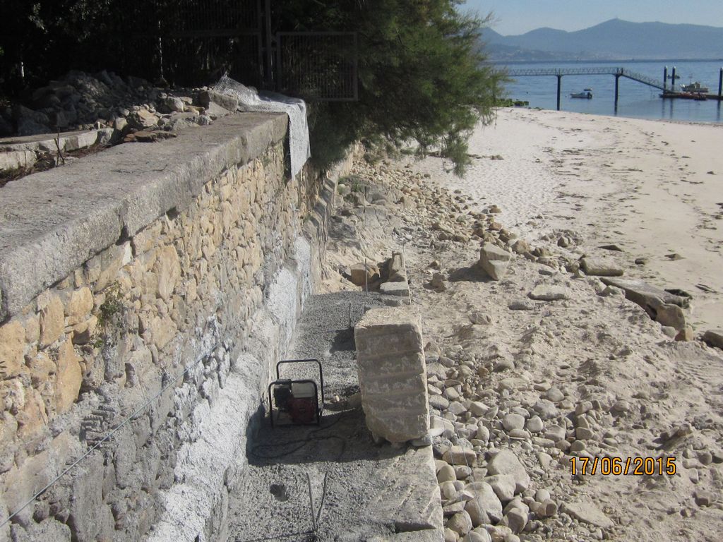 Rehabilitación de escaleras de acceso a las playas de Toralla y demolición de caseta (T.M. de Vigo). Durante las obras