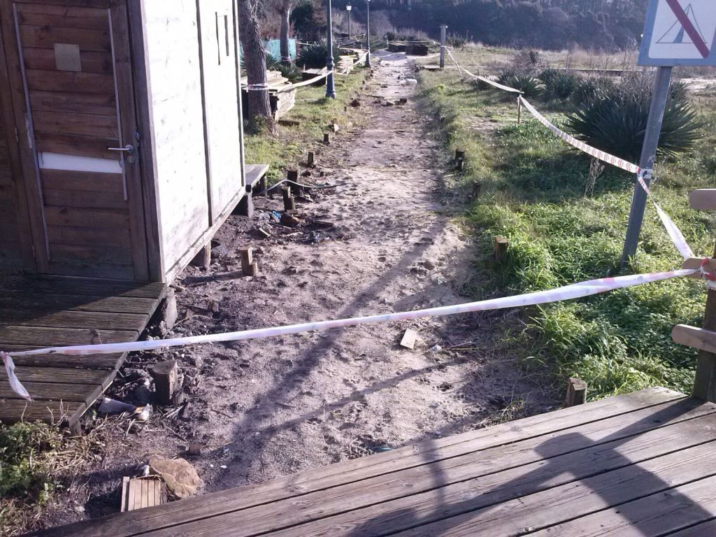 Reparación de pasarela de madera en playa de Sardiñeiro en Fisterra (Durante las obras)