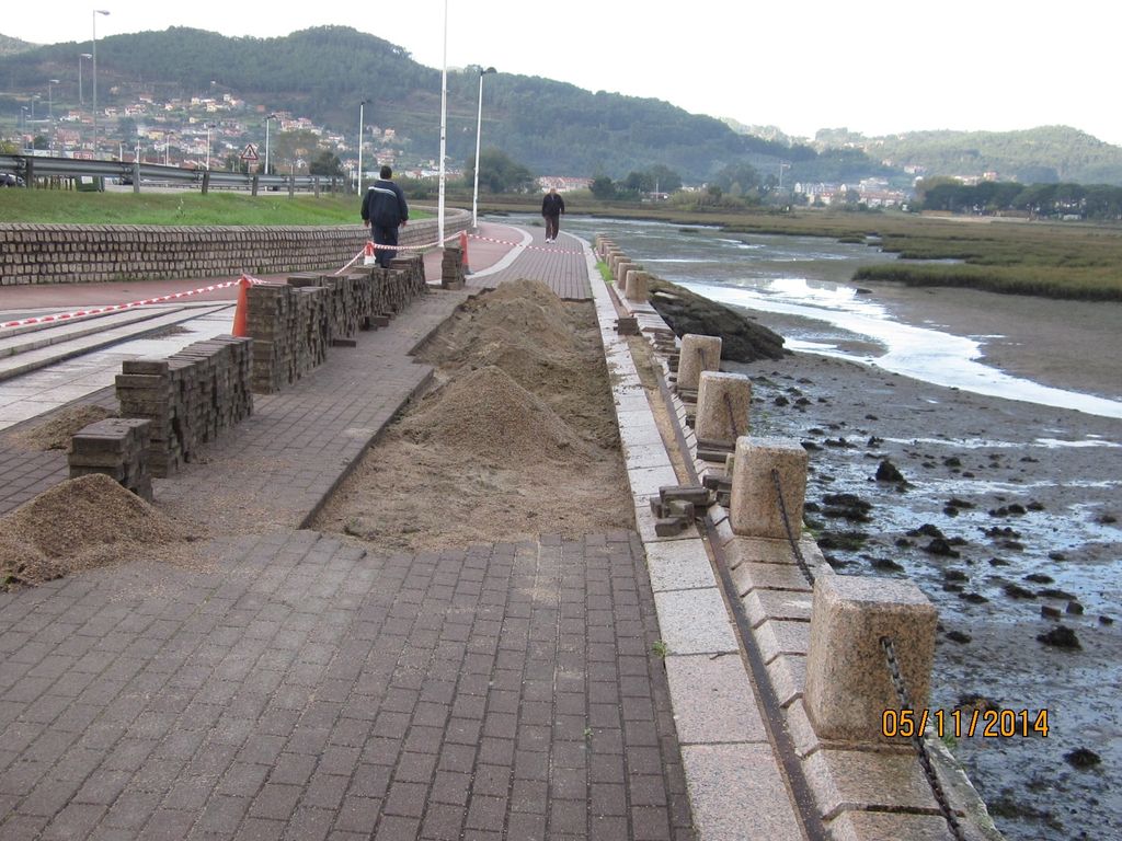 Paseo de Baiona (T.M. de Baiona).  Durante las obras