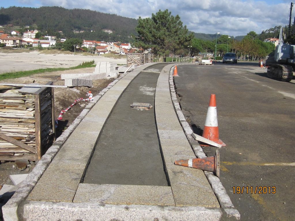 Unión entre paseos y áreas de descanso (T.M.de Sanxenxo).  Durante las obras