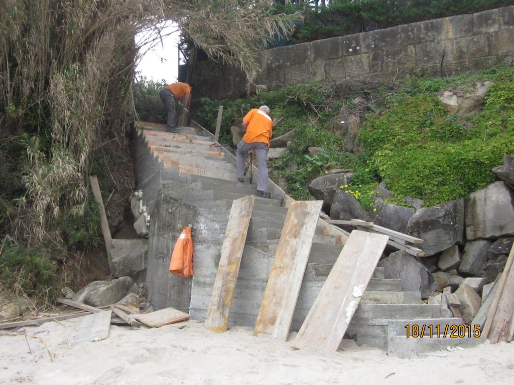 Rehabilitación de escaleras en la playa Os Santos (Marín). Durante las obras
