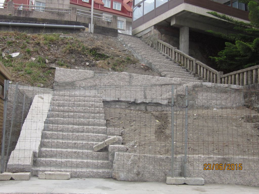 Escalera de acceso a senda en Arcade (T.M. de Soutomaior). Durante las obras. 