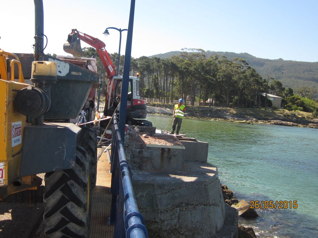 Rehabilitación de escaleras de acceso a las playas de Toralla y demolición de caseta (T.M. de Vigo). Durante las obras