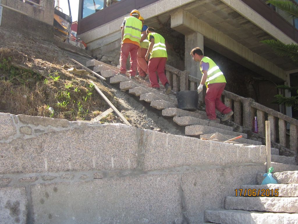 Escalera de acceso a senda en Arcade (T.M. de Soutomaior). Durante las obras. 