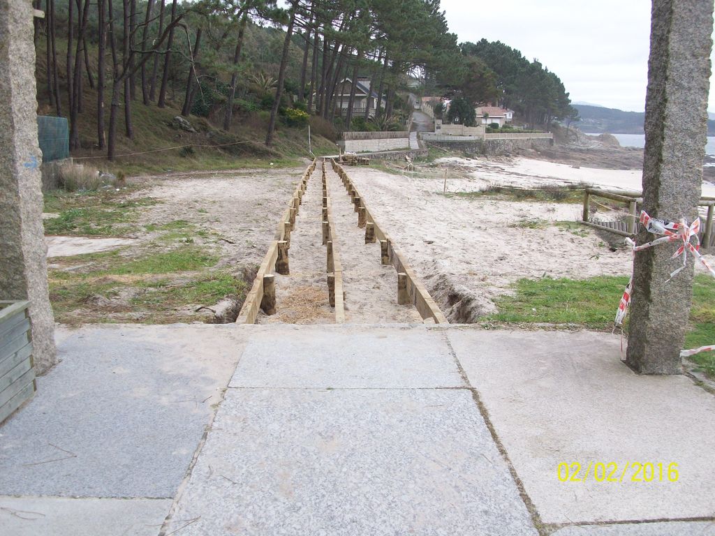 Reparación de pasarela de madera en playa de Langosteira en Fisterra (Durante las obras)
