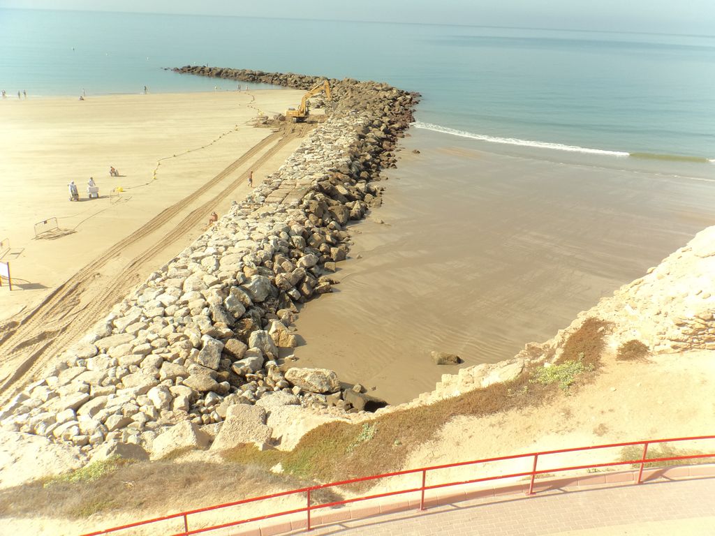 Recolocación de las escolleras en el dique norte de la playa de Santa María del Mar (Durante)