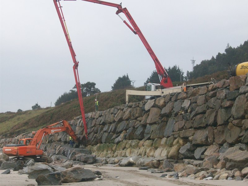 Refuerzo de la cimentación de la escollera de la playa de Arealonga. Durante