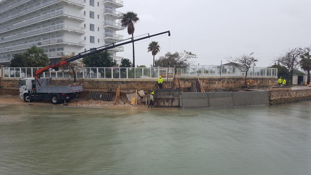 Durante las obras. Lado derecho s'illot