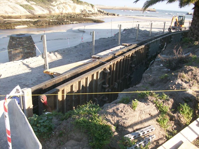 Ejecución de muro de contención de borde para evitar la erosión del paseo marítimo en la playa de O Torno (San Ciprián). Durante