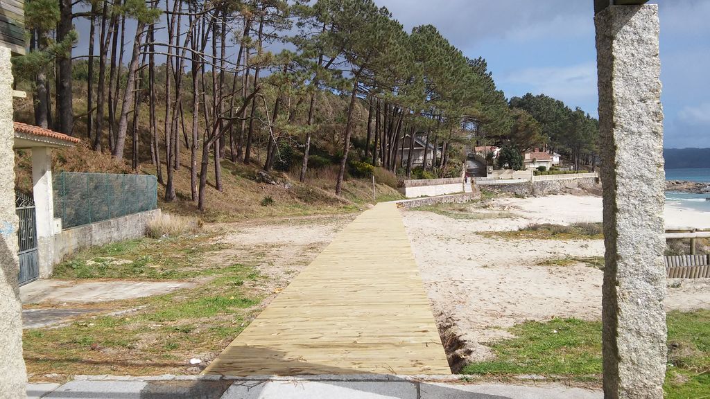 Reparación de pasarela de madera en playa de Langosteira en Fisterra (Después de las obras)