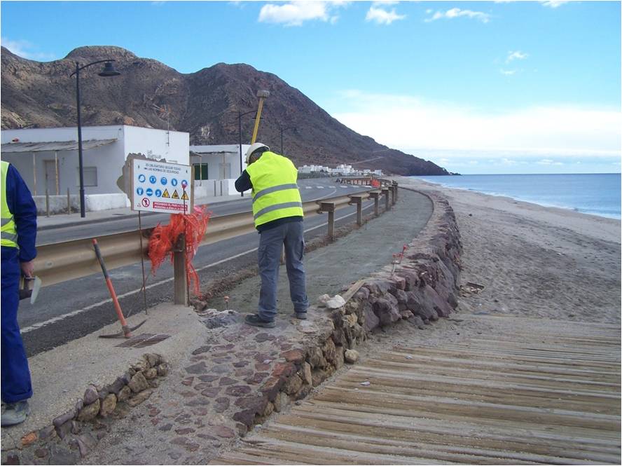 Reparación de daños producidos por el temporal del diciembre de 2014 en la costa mediterránea. La Almadraba de Monteleva. T.M. Almería (Durante las obras)