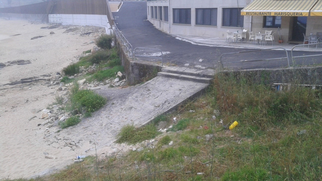 Playa de Arnela. Ejecución de rampa de acceso mediante muro de escollera y colocación de barandillas (Antes de las obras)
