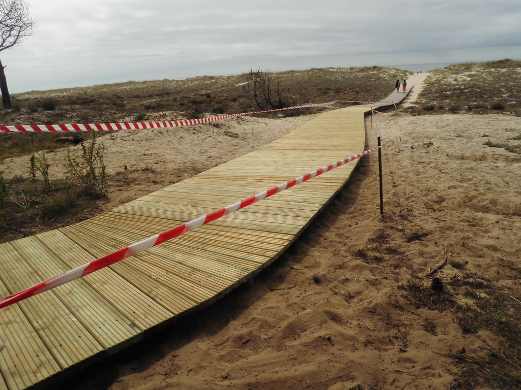 Playa de Río Sieira (próxima a Coviña). Instalación de pasarela de madera (Después de las obras)