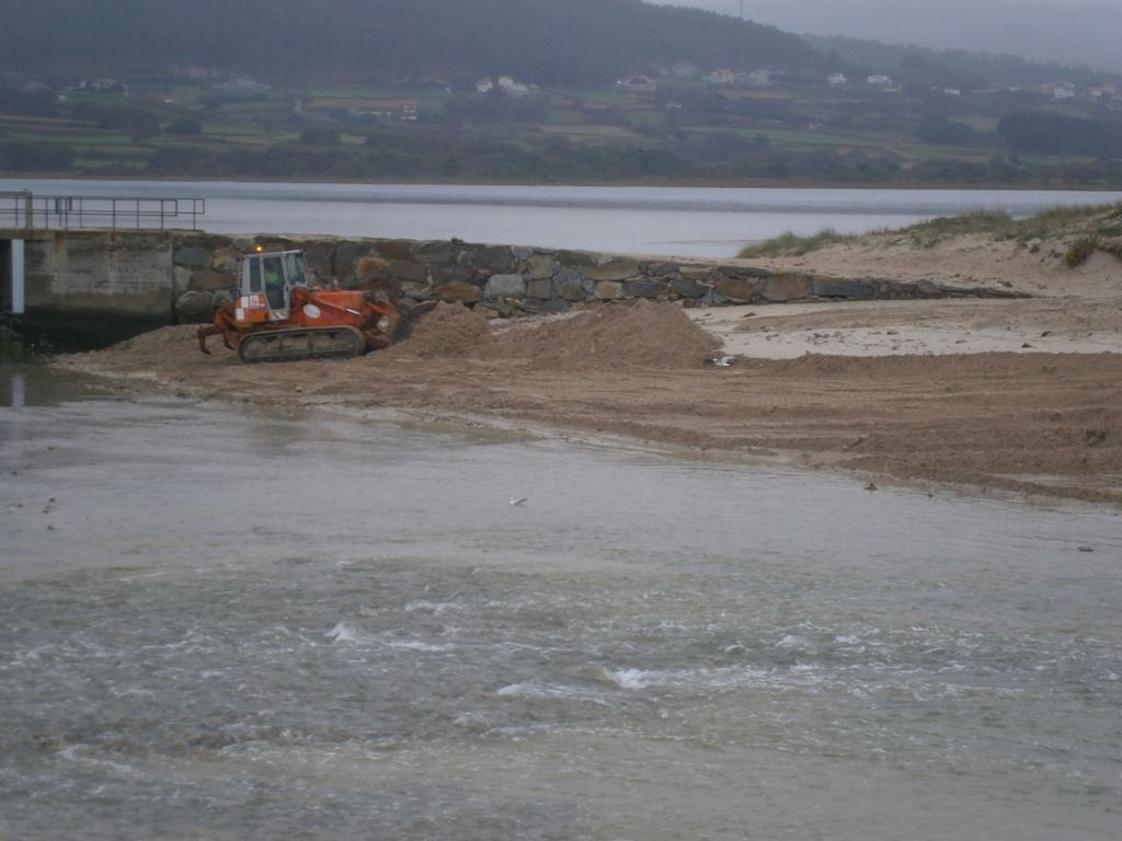 Regeneración dunar en la playa de Razo-Baldaio (T.M.  de Carballo). Durante las obras