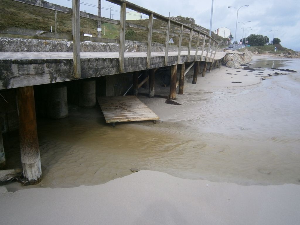 Playa de A Cruz. Recalce de muro de escollera, reparación de pasarela y redistribución de arena (Antes de las obras)
