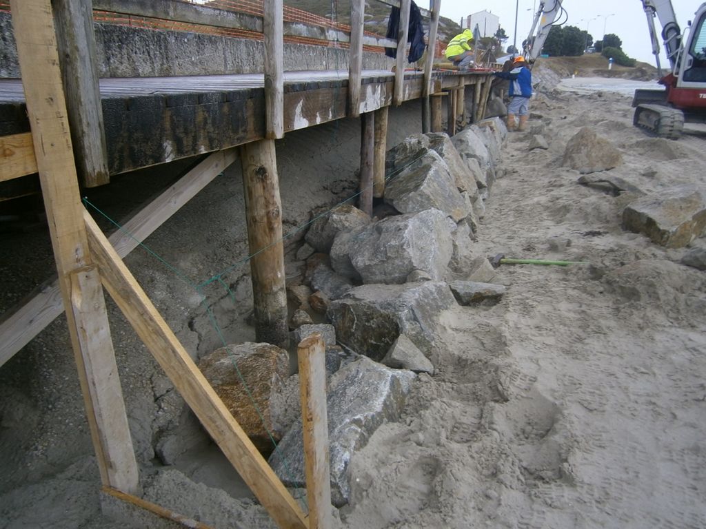 Playa de A Cruz. Recalce de muro de escollera, reparación de pasarela y redistribución de arena (Durante las obras)