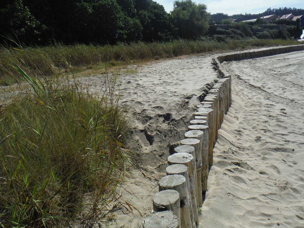Playa de Espasante. Reparación  de empalizada de pilotes de madera y redistribución de arena (Después de las obras)