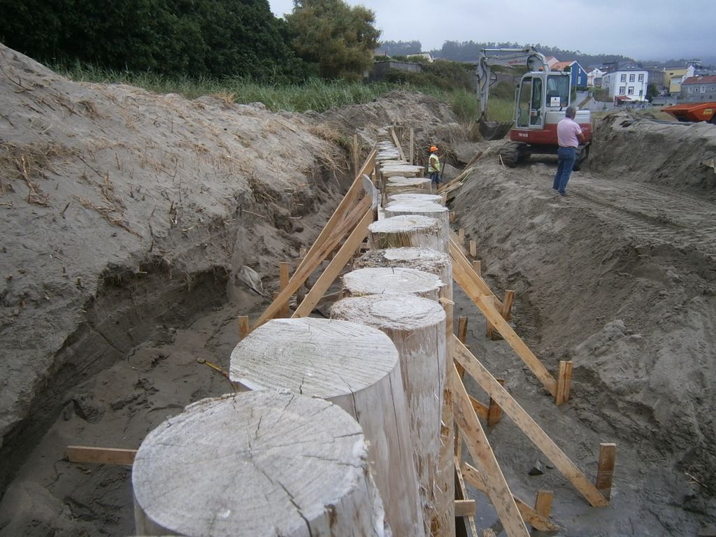 Playa de Espasante. Reparación  de empalizada de pilotes de madera y redistribución de arena (Durante las obras)