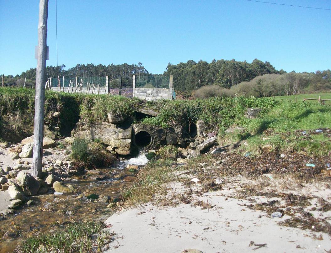 Estabilización de cauce de agua para evitar la erosión en la playa de Portocelo. Antes