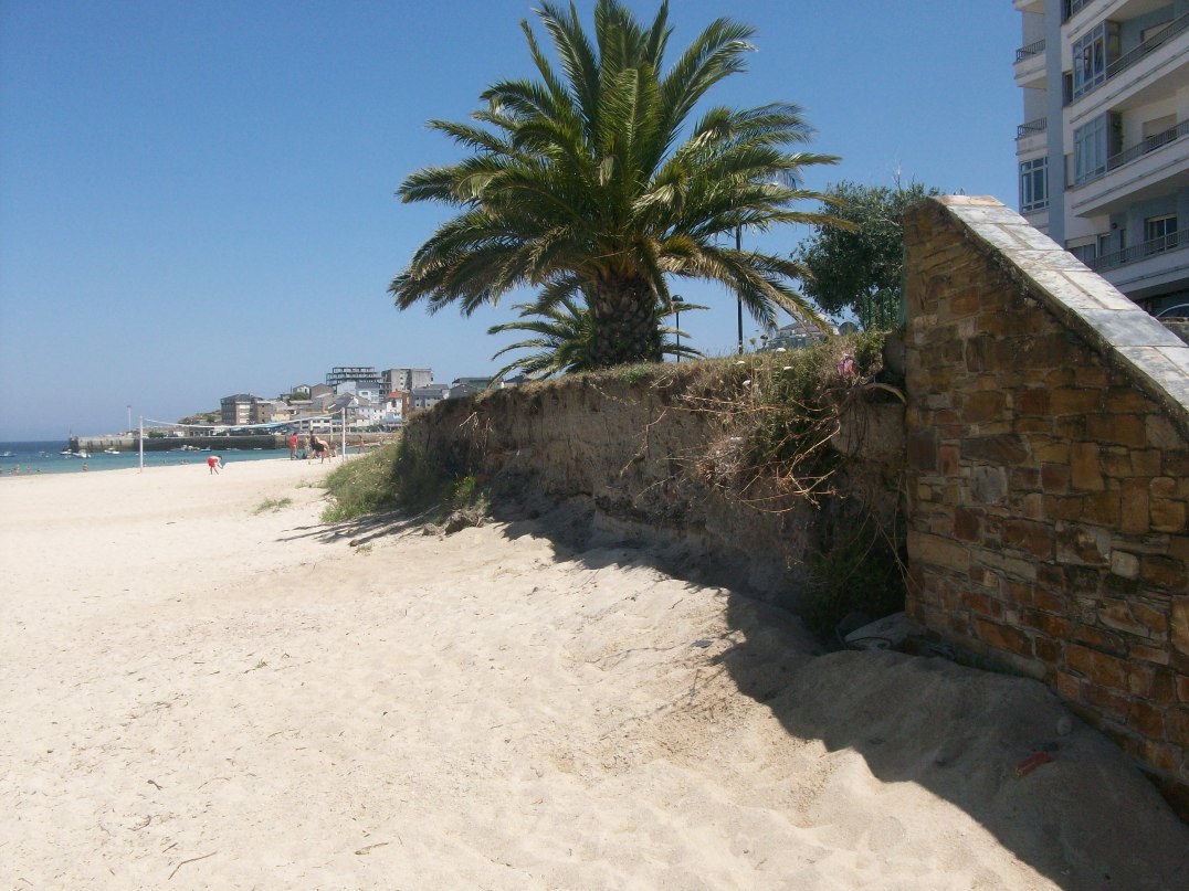 Ejecución de muro de contención de borde para evitar la erosión del paseo marítimo en la playa de O Torno (San Ciprián). Antes