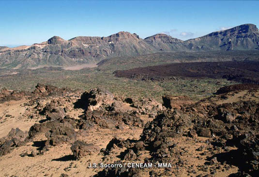 Las Cañadas se encuentran dentro de una gran cavidad de 16 km. de diámetro, y 45 km. de perímetro de la que emerge el volcán del Teide. Están rellenas de toda clase de materiales volcánicos.