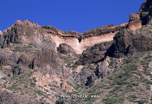 En las paredes interiores de las Cañadas se alternan estratos que corresponden a diferentes procesos eruptivos que han tenido lugar a lo largo del tiempo.