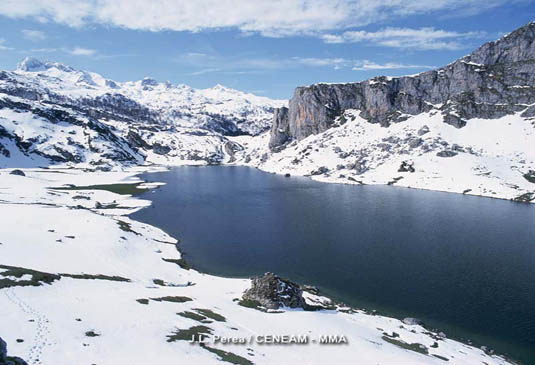 Lago Ercina en invierno con los Picos de Cornión al fondo.