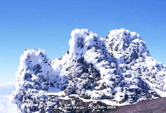 El Roque de los Muchachos, con 2.426 metros de altura, es el punto más elevado de la Palma. Durante el invierno, algunos días, puede aparecer cubierto de hielo.