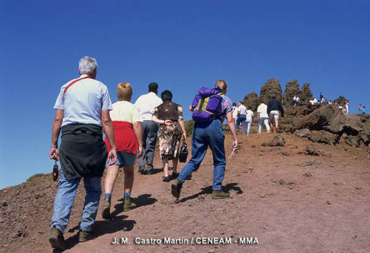 Cada año, numerosos vistantes suben hasta el Roque de los Muchachos.