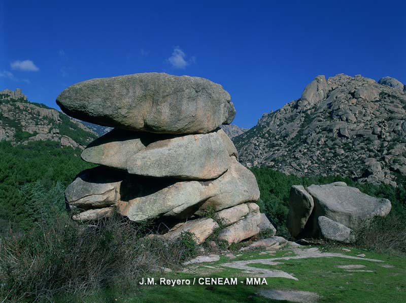 En la Pedriza, podemos encontrar numerosas piedras caballeras que le dan al paisaje cierto aire de inestabilidad.