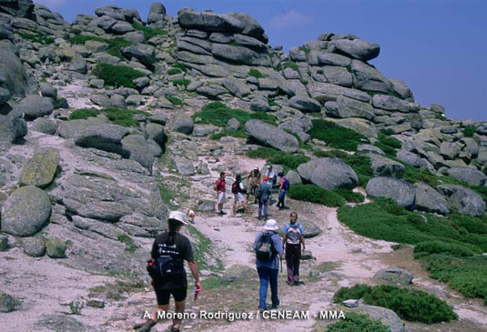 En la ruta de los Siete Picos, los vistantes pueden pasear por las cumbres serranas disfrutando de vistas excepcionales.