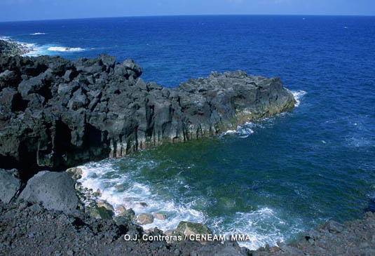 Algunos materiales emitidos durante diferentes episodios eruptivos, llegaron hasta la costa donde al entrar en contacto con el agua se soldificaron rápidamente.