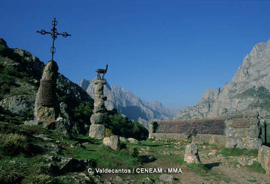 Desde el Mirador del Tombo, hay unas vistas excepcionales del Macizo Caentral de los Picos de Europa y de la zona de Pambuches.