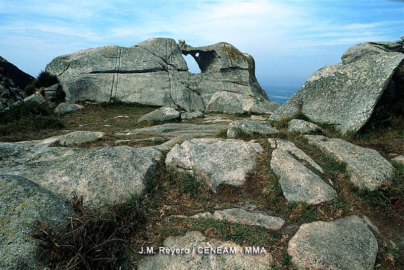 La erosión del viento atlántico cargado de salitre, origina misteriosas formas en las rocas, la más famosa es A Pedra de Campá en las Islas Cíes.