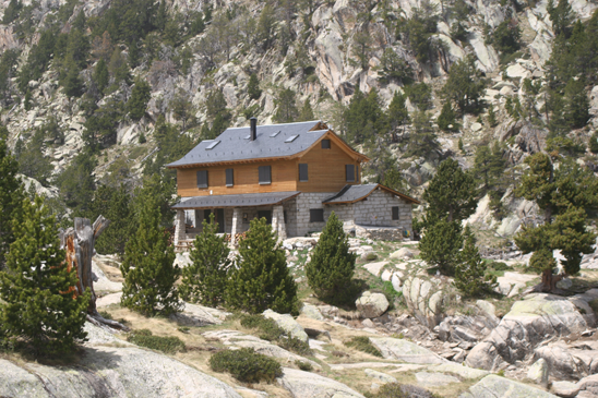 El refugio Josep M. Blanc se encuentra a 2.320 metros de altura y permite hacer noche a los montañeros que recorren el parque nacional.