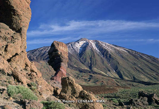 El volcán del Teide es el paisaje más representativo del Parque Nacional y la montaña mas alta de España con 3.717 metros de altura.