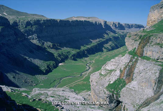  El valle de Ordesa y el de Pineta son valles con un típico  perfil  en "U" debido al modelado glaciar.