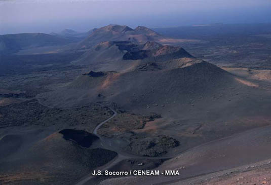 La topografía del parque es relativamente suave, las zonas más elevadas están constituidas por un grupo de volcanes de 400 metros de altura.