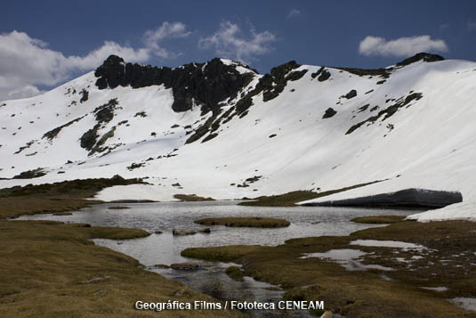 Laguna de los Pajaros rodeada de nieve. Este es uno de los lugares más emblemáticos del parque nacional. Se encuentra a 2170 metros de altura.