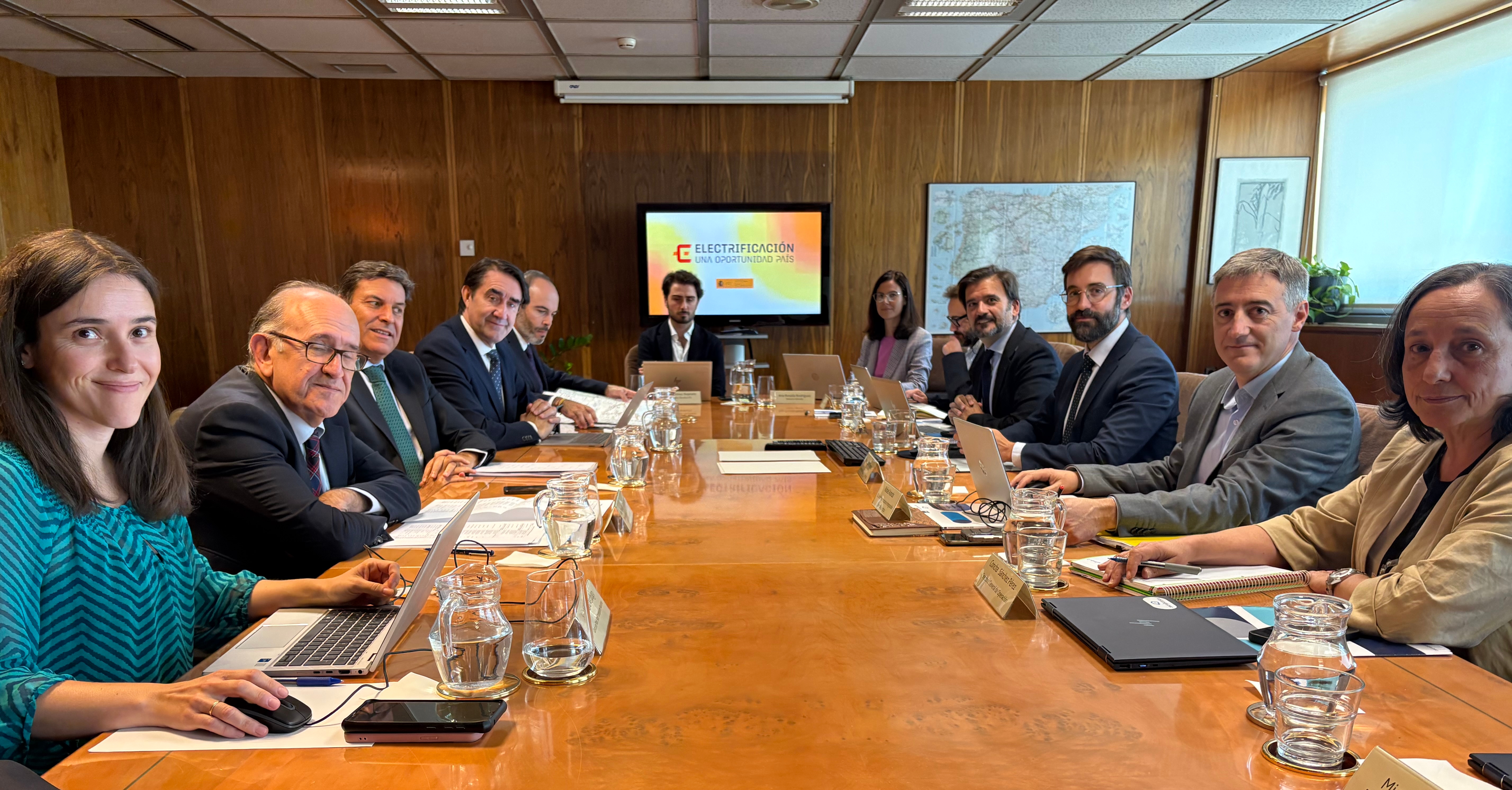 Joan Groizard se reúne con Carlos Fernández y Juan Carlos Suárez para analizar la propuesta inicial de la Planificación de electricidad con horizonte 2030 en Castilla y León