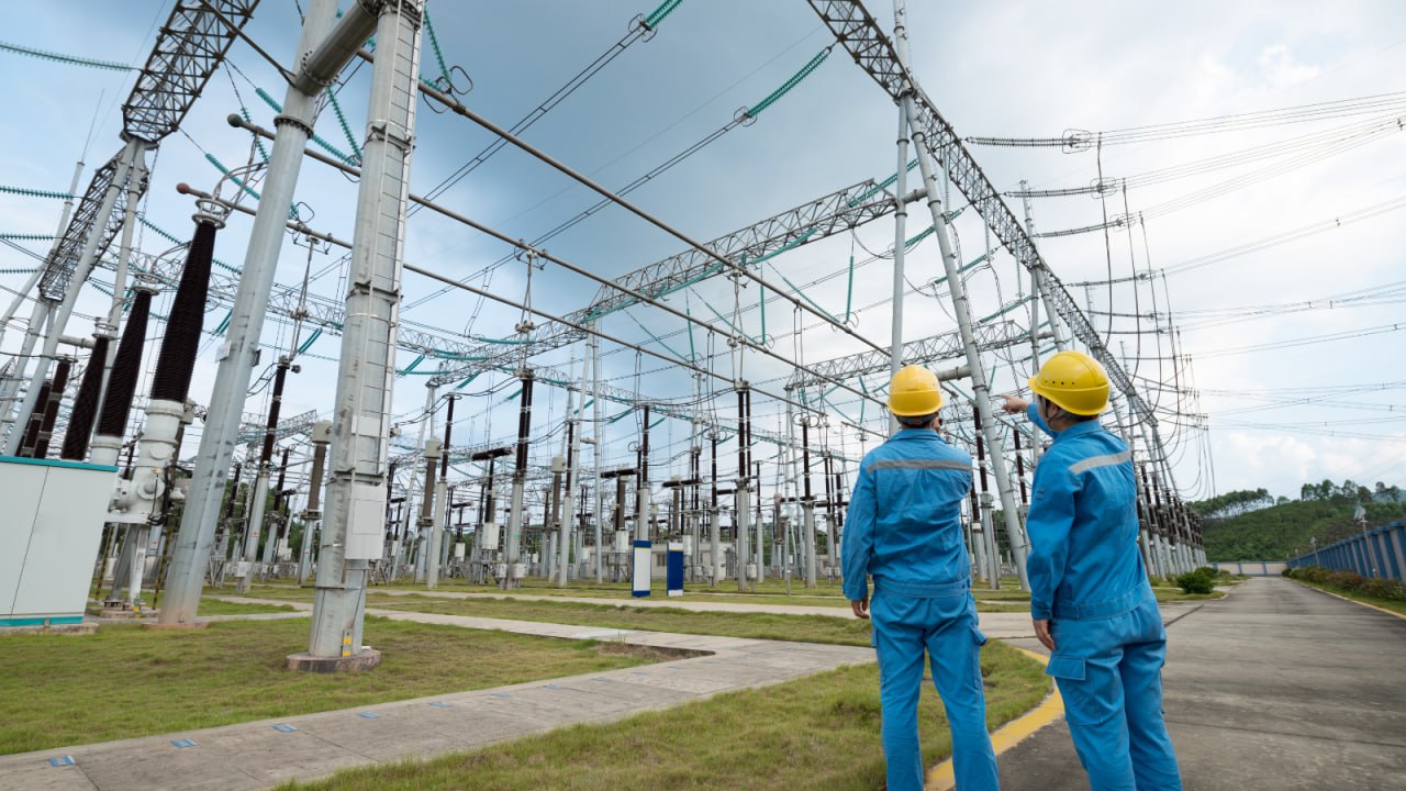 Trabajadores en una instalación eléctrica