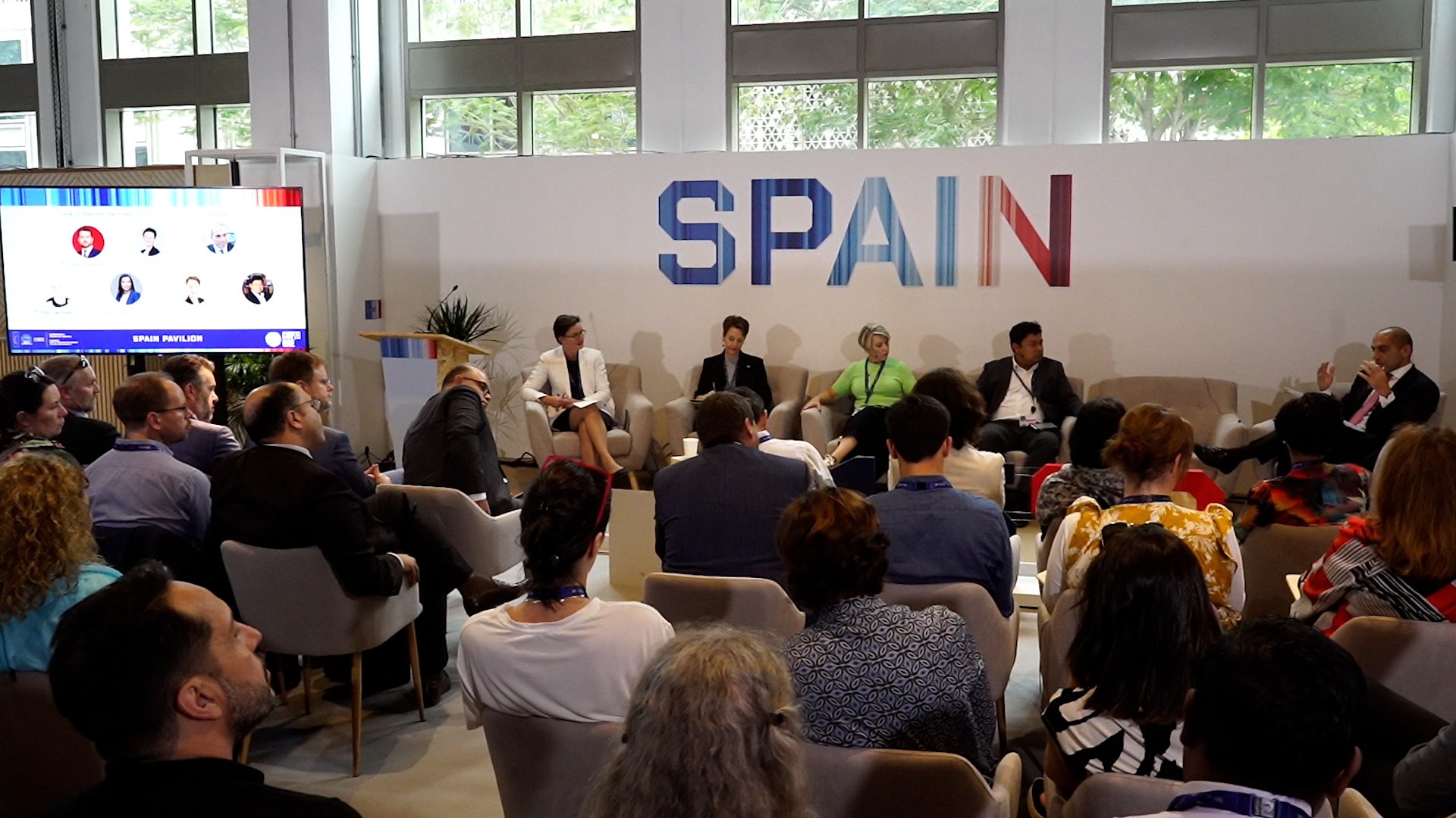 Mesa redonda en el Spain Pavilion durante la COP28