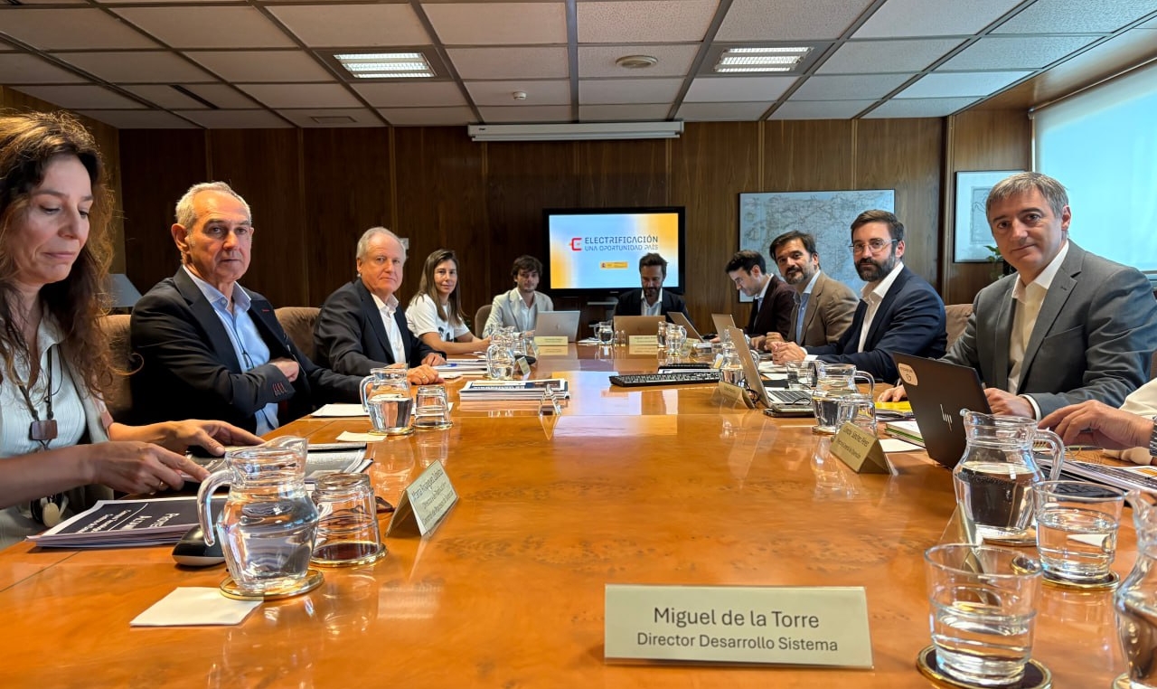 Joan Groizard se reúne con Eduardo Arasti para analizar la propuesta inicial de la Planificación de electricidad con horizonte 2030